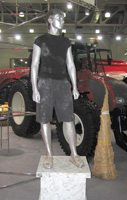 Живая статуя на стенде AGCO